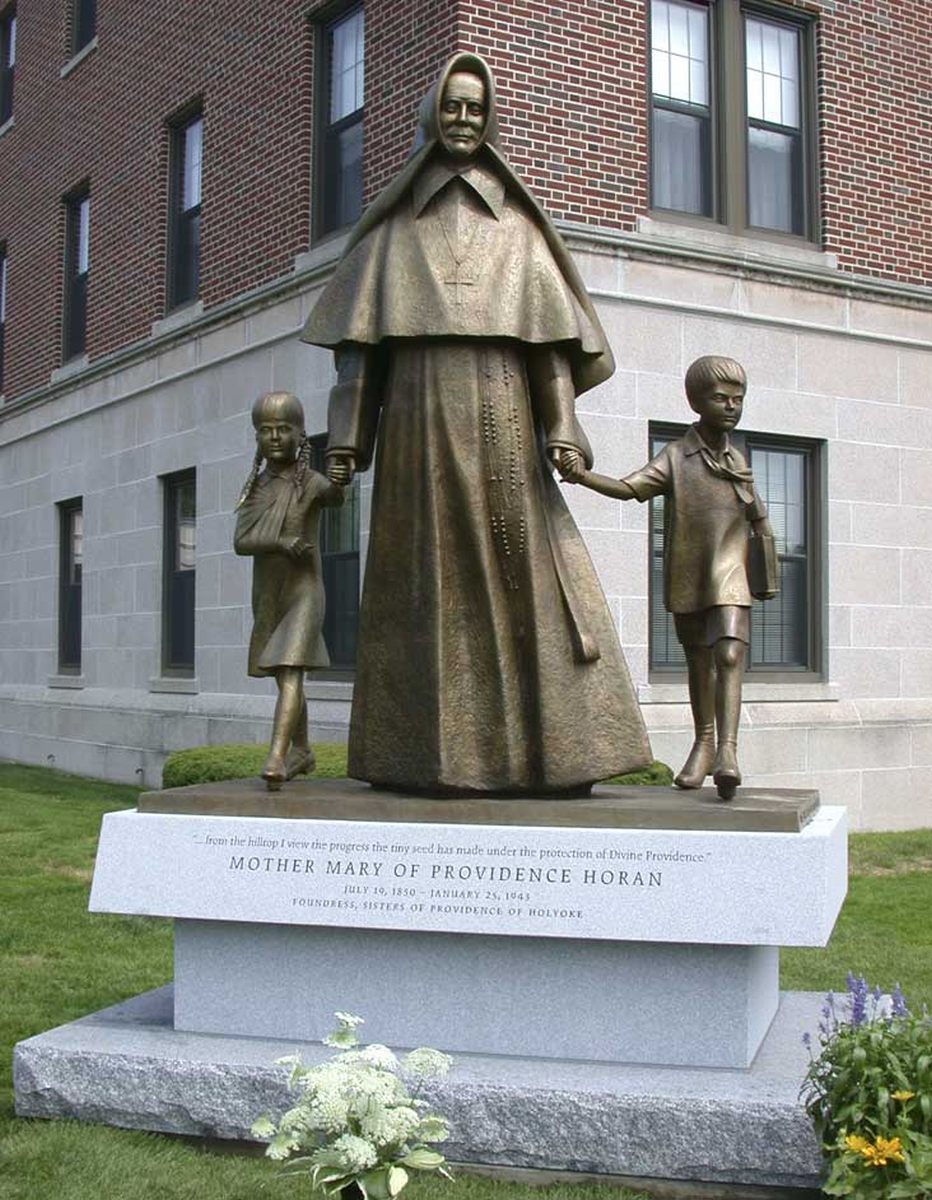 Sisters of Providence (sculpteur: Raoul Hunter) Holyoke, MA, USA